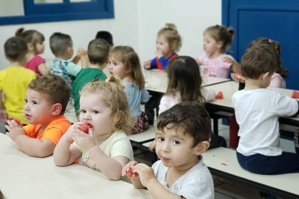 Hora da fruta anima criançada em escola infantil de Piratuba