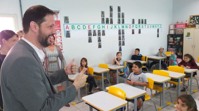 Consultor do Ministério da Educação conheceu a Escola Municipal Bilíngue Libras/Português em Joinville