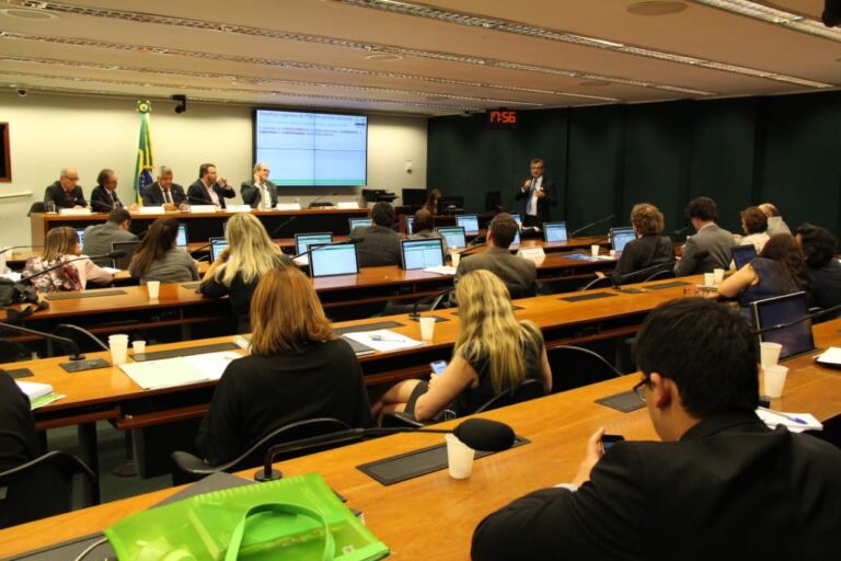 PEC do novo Fundeb é tema de debate na Comissão de Educação