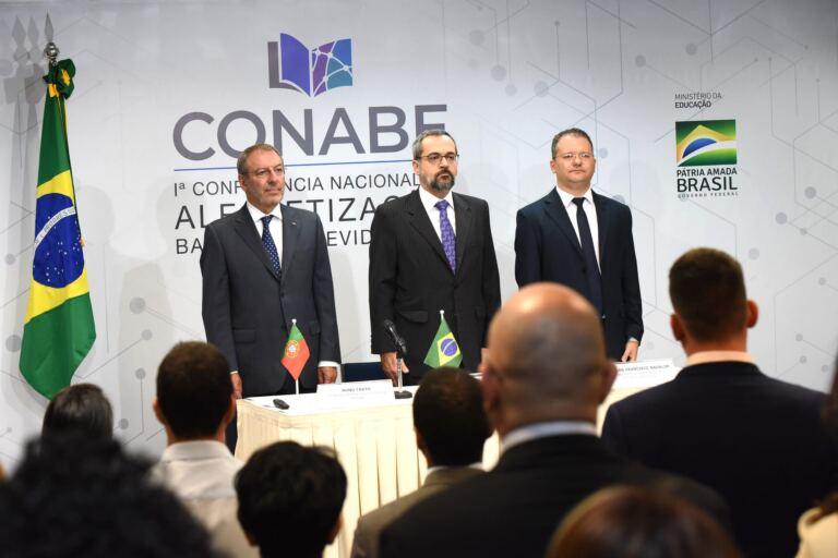MEC lança caderno da Política Nacional de Alfabetização