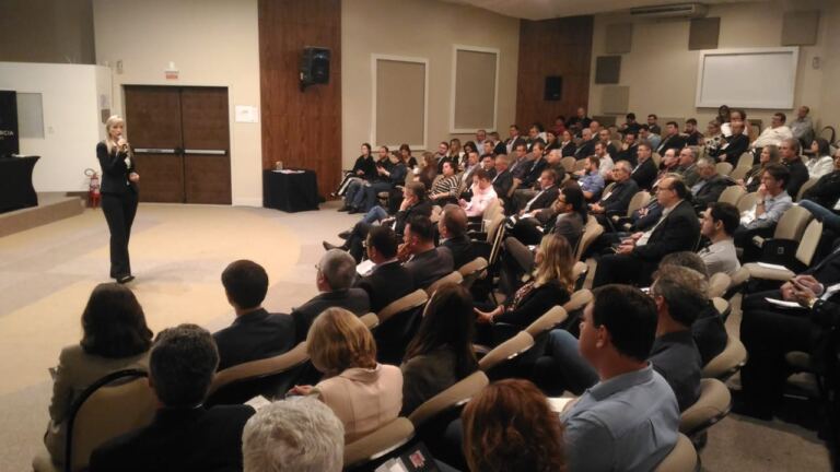 Presidente da Undime-SC apresenta Currículo do Território Catarinense em evento da FECAM, em São José