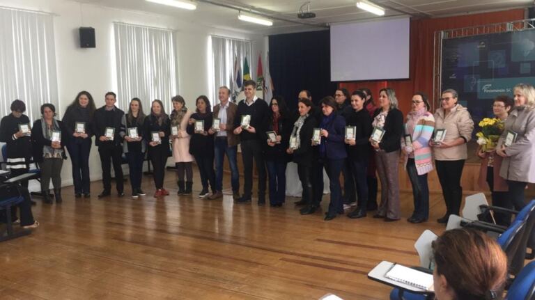 Segunda edição do livro Projetos Educacionais é destaque em Caçador
