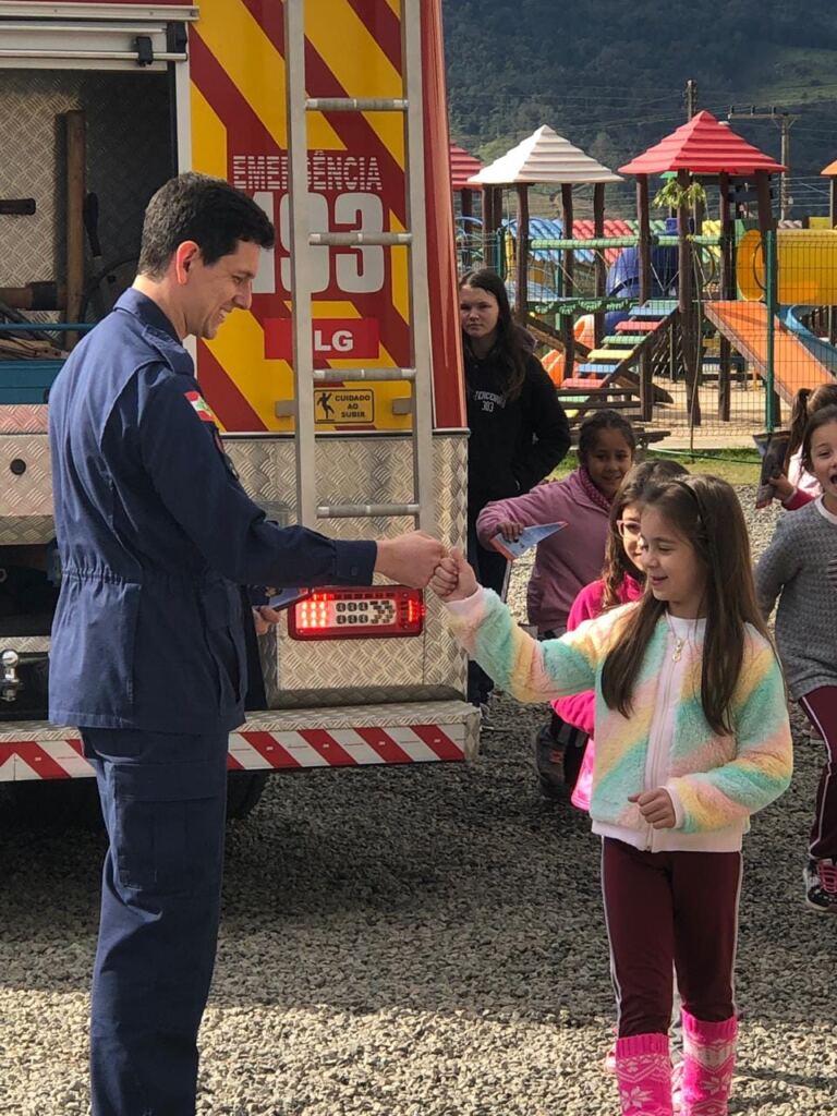 Bombeiros levam informação aos alunos da rede pública de São Lugdero