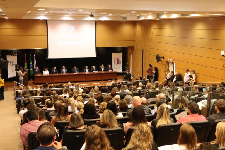 UndimeSC assina acordo de desenvolvimento dos planos Estadual e municipais durante o 3º Fórum TCE Educação