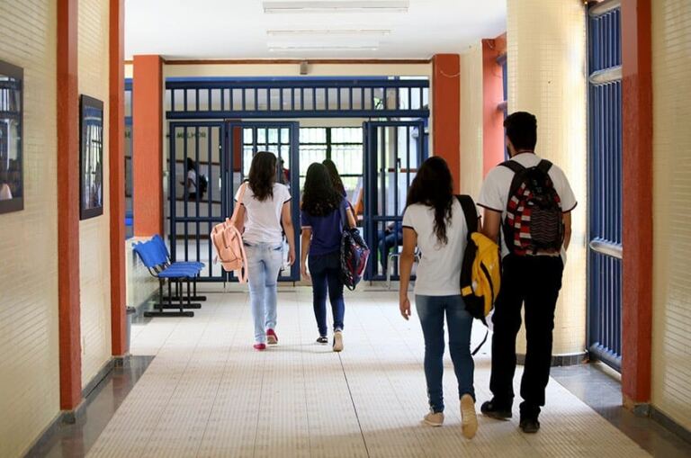 Bolsonaro veta atendimento de psicólogo e assistente social nas escolas públicas
