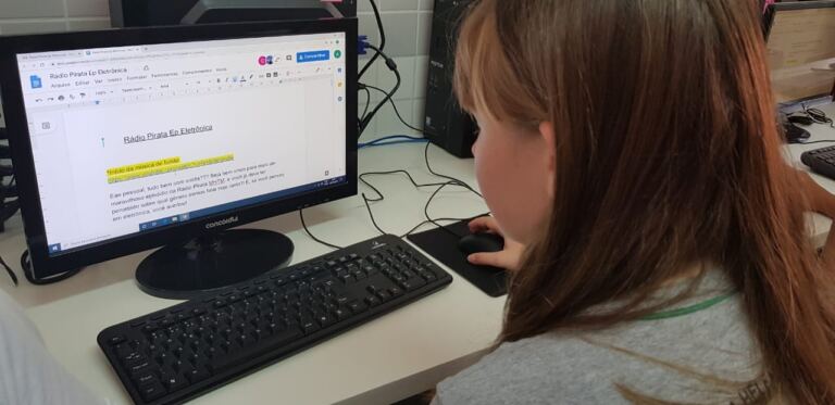 Escola de Indaial desenvolve projeto de rádio com alunas do 6º ano