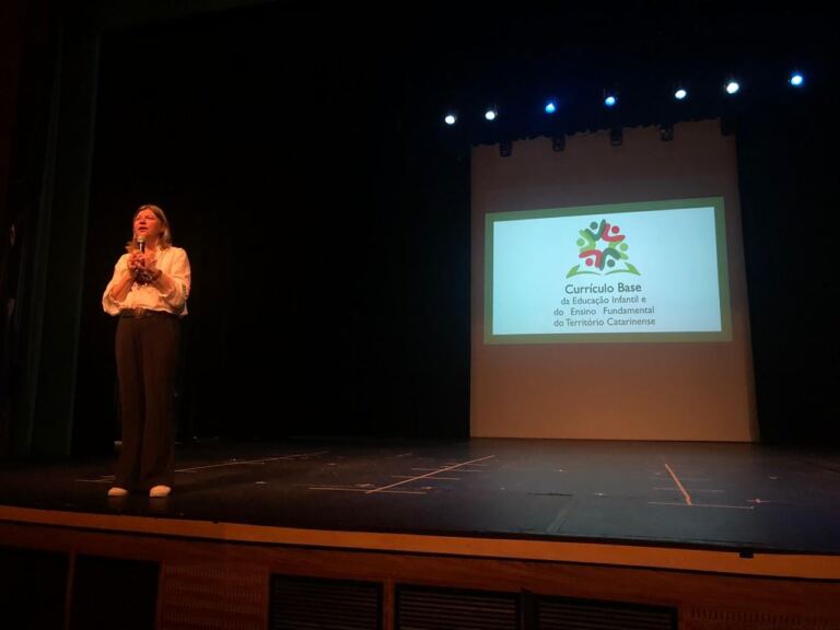 Rede Municipal de Ensino de Joinville realiza formação para construção de currículo conforme BNCC