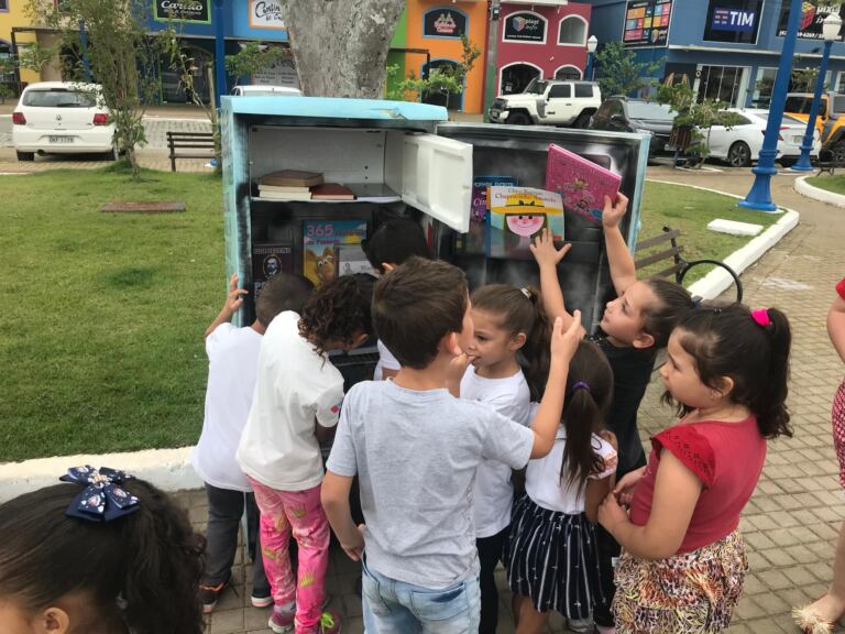 Intervenção cultural com geladeiras cheias de livro é destaque em Porto Belo