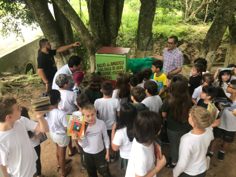 Intervenção cultural com geladeiras cheias de livro é destaque em Porto Belo