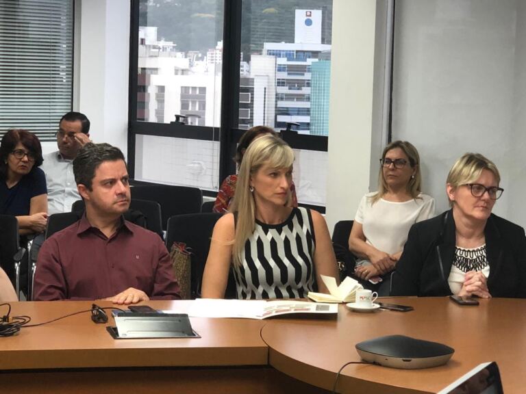 UNDIME/SC participa de reunião de avaliação dos painéis de acompanhamento dos planos Estadual e municipais junto ao MPSC