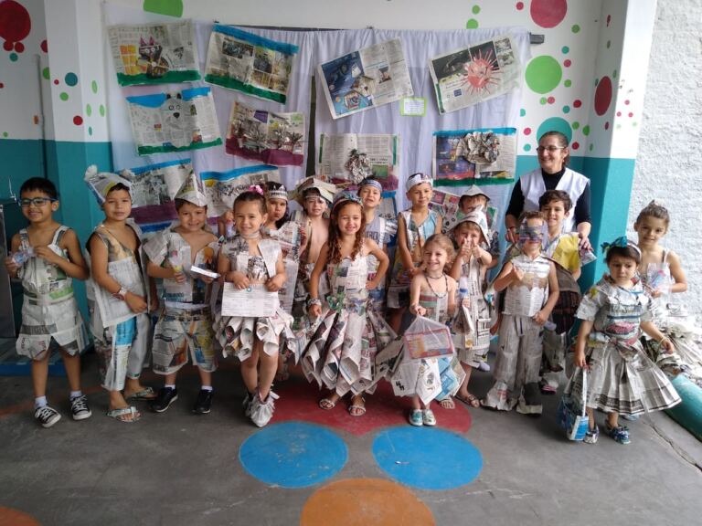 Desfile com roupas de jornal ensina crianças sobre criatividade, sustentabilidade e arte em Indaial