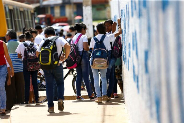 Alunos saindo de escola na Estrutural, no Distrito Federal
