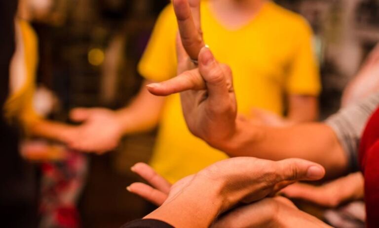 Escolas poderão ter intérprete de Libras para atendimento de pais surdos