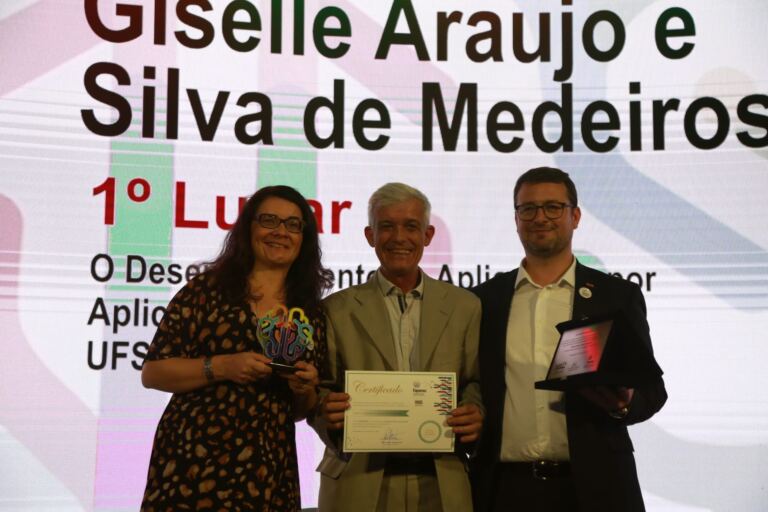 Aplicativo de descarte de resíduos dá prêmio para professora da rede municipal de Florianópolis
