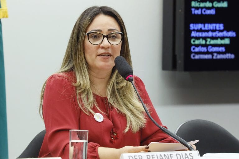 Projeto prevê que empresas de telecom custeiem conexão de dados para alunos de escolas púbicas