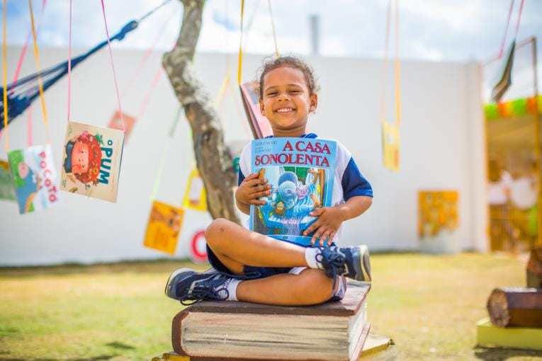 Unicef lança podcast diário para ajudar crianças a continuar aprendendo em casa