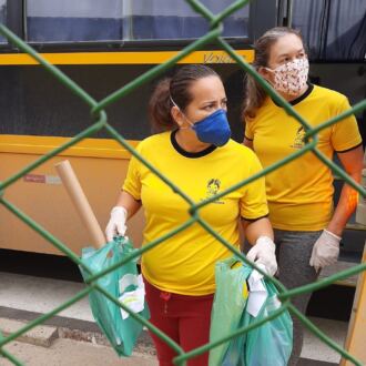 Secretaria de Major Vieira entrega materiais na porta de alunos assegurando o aprendizado durante o isolamento social