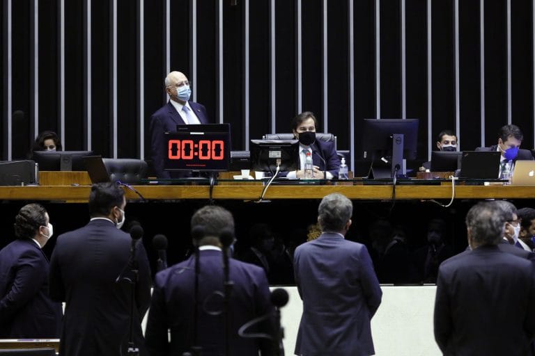 Plenário pode concluir na terça votação de MP que suspende quantidade mínima de dias letivos