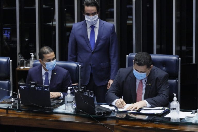 Promulgada emenda que adia eleições municipais para novembro
