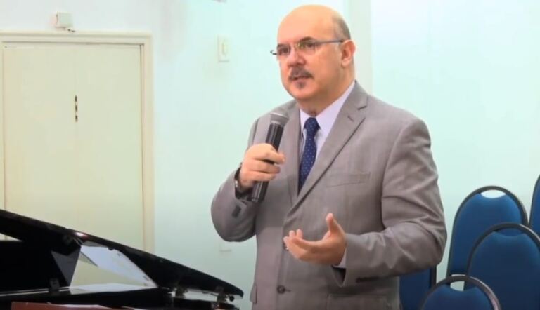 Ministro da Educação deve explicar ao Congresso estratégia para retorno das aulas presenciais