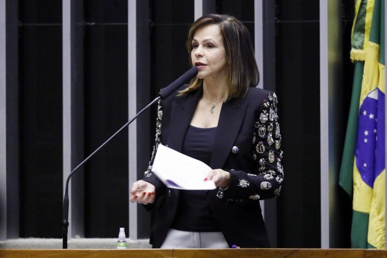 Projeto elimina restrições para aumento de salário e contratação de professores em 2021