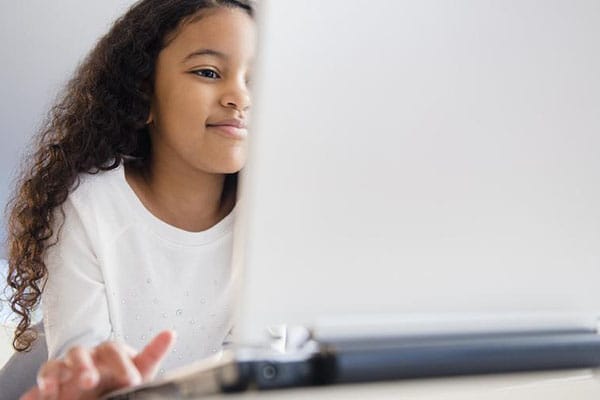 Congresso derruba veto do presidente e torna obrigatória internet em banda larga em todas as escolas até 2024
