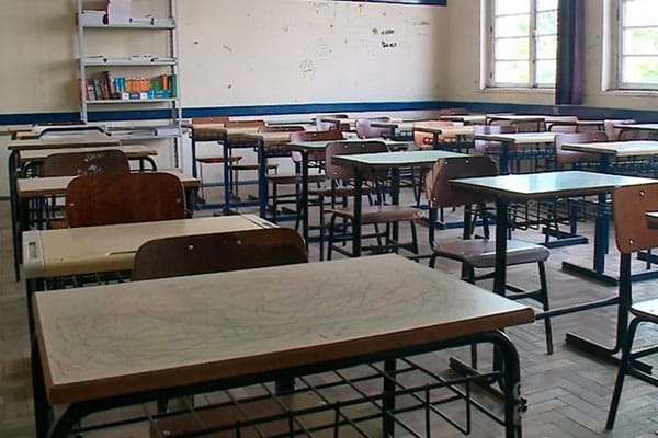Um ano de escolas públicas fechadas e conectividade reduzida