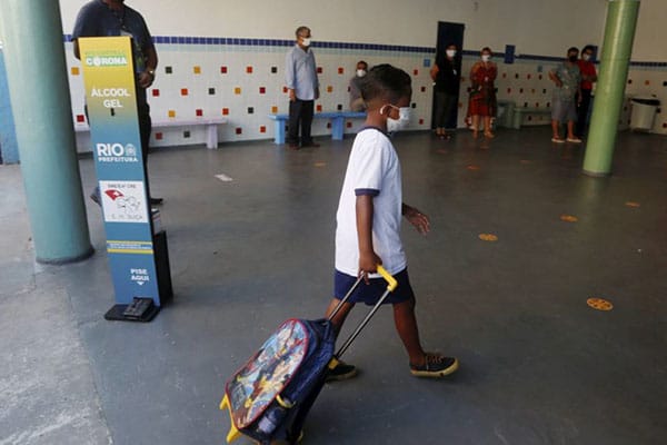 Ensino remoto no Brasil foi feito principalmente com material impresso e aula no WhatsApp, mostra pesquisa