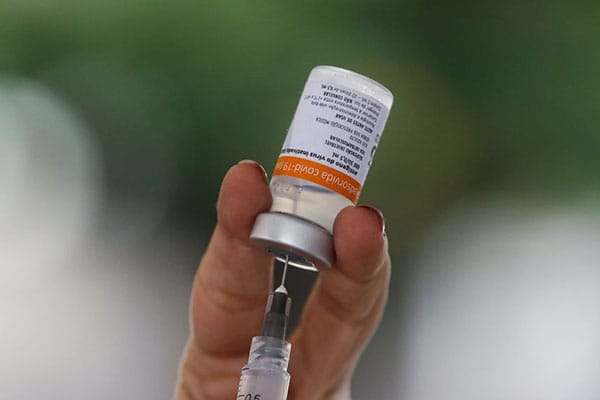 Governo federal acata pedido e inclui trabalhadores da educação no grupo prioritário para vacinação