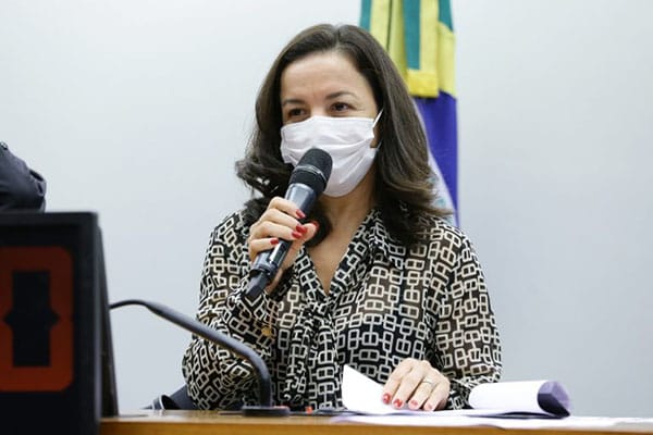 Comissão aprova exigência de consulta pública nacional para mudanças em currículo escolar