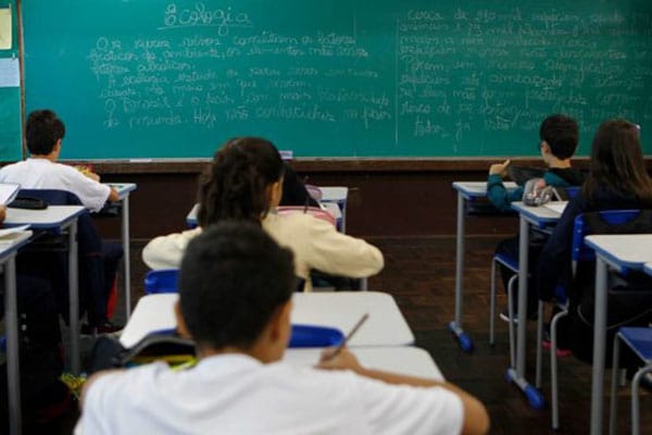 Desde que a greve-geral de educadores e funcionários da rede estadual de educação foi deflagrada, há 23 dias, 2,1 mil escolas estão com as portas fechadas, deixando mais de 900 mil alunos sem aulas por tempo indeterminado. Na segunda-feira (2), no entanto, professores e funcionários da Escola Nossa Senhora de Salete, no bairro Jardim Social, em Curitiba, decidiram retornar ao trabalho, destoando da mobilização liderada pela APP-Sindicato, representante da categoria. Até o momento, é a única escola em todo o Paraná a retomar as aulas sem que o encerramento da greve seja anunciado.