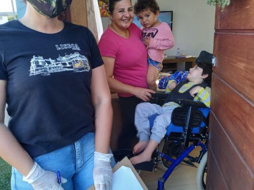 Em Lages, iniciativa distribui materiais pedagógicos e kits emergenciais de alimentação escolar a alunos da Educação Especial