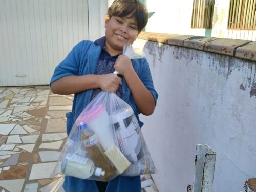 Em Lages, iniciativa distribui materiais pedagógicos e kits emergenciais de alimentação escolar a alunos da Educação Especial