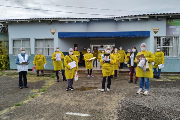 Em Lages, iniciativa distribui materiais pedagógicos e kits emergenciais de alimentação escolar a alunos da Educação Especial