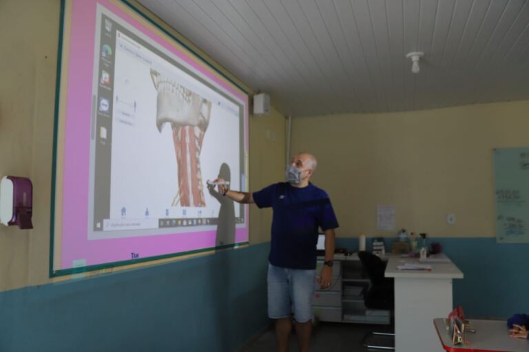 Guabiruba adquire 66 lousas digitais interativas para escolas do município