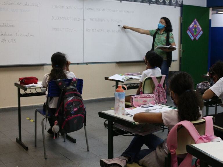 São Paulo – Aulas presenciais na Escola Estadual Terezine Arantes Ferraz Bibliotecaria, no Parque Casa de Pedra, zona norte da capital.