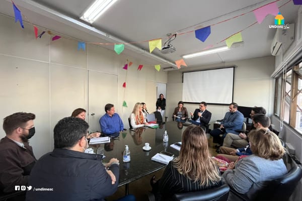 Presidente participa de reunião sobre estratégias de ampliação da cobertura vacinal com secretário de Estado da Saúde, SED/SC e MPSC