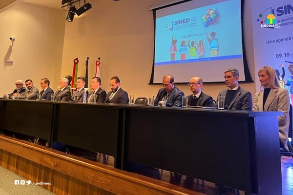 Presidente da Undime/SC compõe mesa de abertura do 4º Simpósio Nacional de Educação