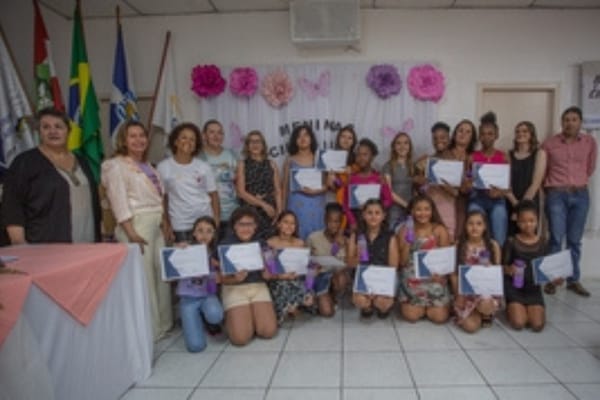 Projeto Meninas Cientistas de BC entrega certificado no encerramento do ano letivo