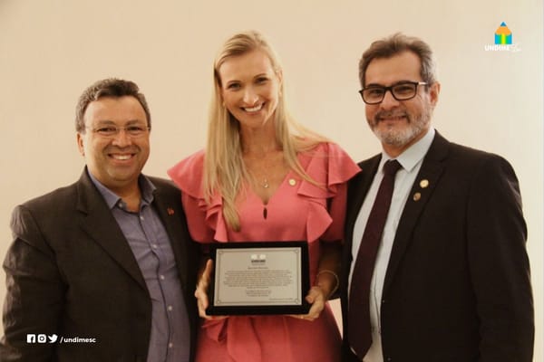 Homenagem à presidente e lançamento de novo livro marcam reunião do Colegiado Ampliado da Undime, em Brasília