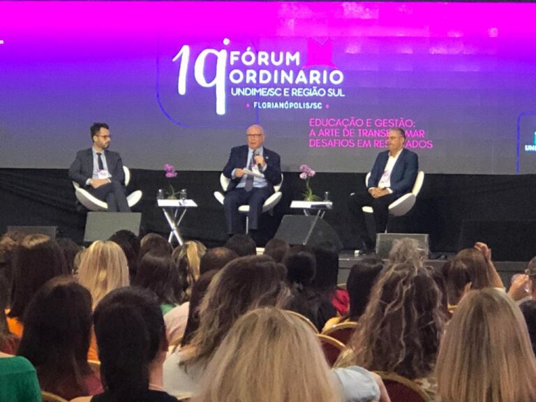 Educação colaborativa entre instituições de apoio educacional com o secretário de Estado da Educação, Aristides Cimadon (ao centro), o promotor de justiça do MP/SC, Dr. João Luiz de C. Botega (esquerda) e o conselheiro substituto do TCE/SC, Gerson dos Santos Sicca (direita)