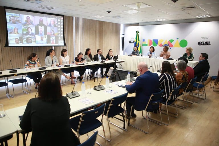 MEC e Undime debatem política de alfabetização