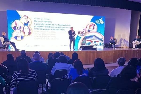 Propondo reflexões sobre currículo, práticas e formação do professor, presidente compõe painel no CONET – Congresso Educação para TransformAção, em Gramado/RS
