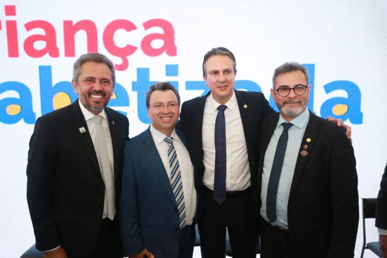 “Vamos alfabetizar nossos estudantes na idade adequada para que possam ter esperança de um futuro melhor”, diz presidente da Undime na assinatura do Compromisso