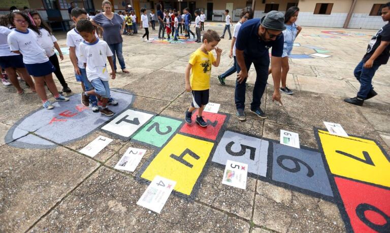 Brasília – Alunos da Escola Classe 29 de Taguatinga participam de atividades do projeto Adasa na Escola. No projeto as crianças aprendem como podem ajudar na preservação da água (Marcelo Camargo/Agência Brasil)