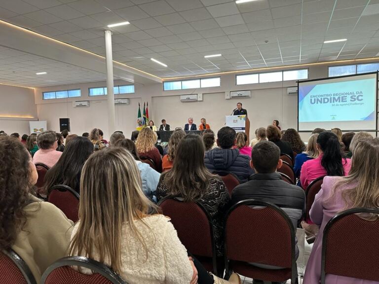 Fraiburgo/SC recebe Encontro Regional da Undime-SC com casa lotada e apresentação artística-cultural do município