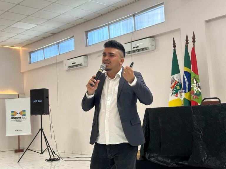 Fraiburgo/SC recebe Encontro Regional da Undime-SC com casa lotada e apresentação artística-cultural do município