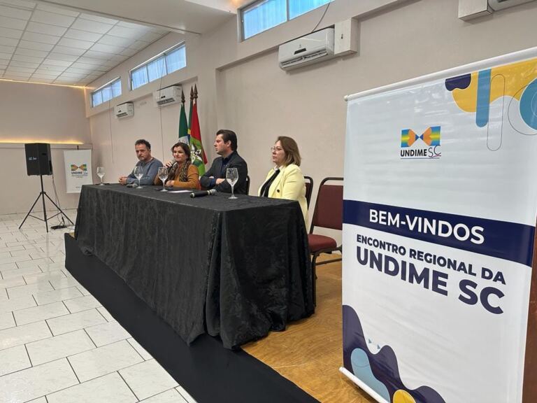 Fraiburgo/SC recebe Encontro Regional da Undime-SC com casa lotada e apresentação artística-cultural do município