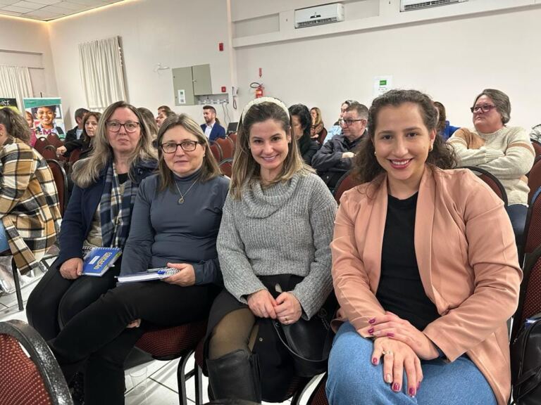 Fraiburgo/SC recebe Encontro Regional da Undime-SC com casa lotada e apresentação artística-cultural do município