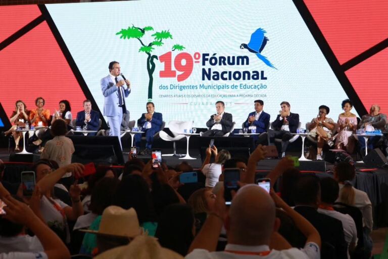 Ministro da Educação Camilo Santana marca presença no 19º Fórum Nacional da Undime